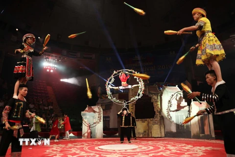 Các nghệ sỹ Việt Nam biểu diễn chương trình xiếc chào mừng khai mạc liên hoan. (Ảnh: Thanh Tùng/TTXVN)
