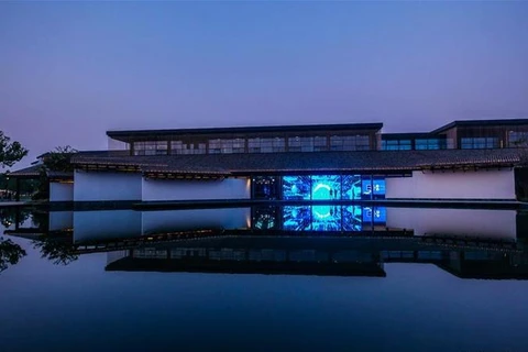 Cảnh đêm của Trung tâm Hội nghị và Triển lãm Internet quốc tế Ô Trấn, phía đông tỉnh Chiết Giang của Trung Quốc. (Nguồn: THX)