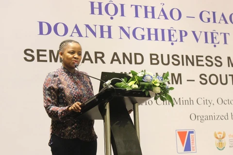 Bà Valentine Naidoo, đại diện Bộ Công Thương Nam Phi phát biểu tại hội thảo. (Ảnh: Xuân Anh/TTXVN)