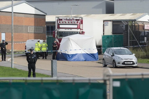 Cảnh sát điều tra tại hiện trường vụ phát hiện 39 thi thể trong xe container ở khu công nghiệp Waterglade ở hạt Essex thuộc Anh, ngày 23/10. (Ảnh: THX/TTXVN)