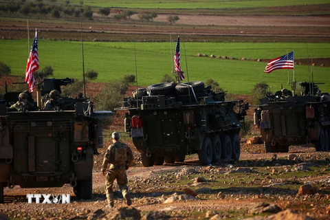 Đoàn xe quân sự Mỹ ở gần làng Yalanli, ngoại ô phía tây thành phố Manbij của Syria. (Ảnh: AFP/TTXVN)