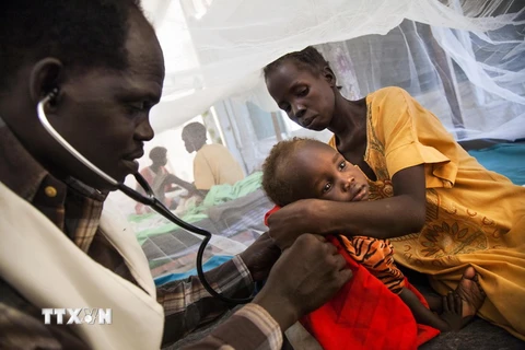 Bác sỹ khám và điều trị cho bệnh nhân lao tại Malakal thuộc Nam Sudan. (Ảnh: AFP/TTXVN)
