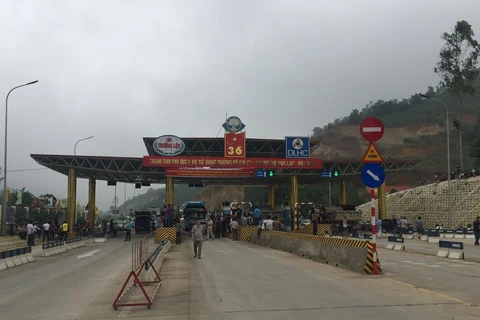 Trạm thu phí dịch vụ sử dụng đường bộ Km 17+100 đường Hòa Lạc-Hòa Bình. (Ảnh: Thanh Hải/TTXVN)