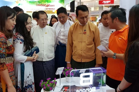 Đại biểu tham quan các gian hàng tại Triển lãm “Thương hiệu Việt Nam tại Myanmar - Chất lượng hướng đến thành công.” (Ảnh: TTXVN phát)