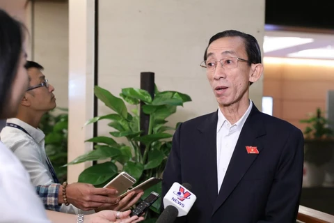 Đại biểu Quốc hội Thành phố Hồ Chí Minh Trần Hoàng Ngân trả lời báo chí bên hành lang Quốc hội. (Ảnh: Văn Điệp/TTXVN)