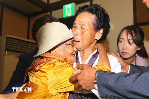 Người dân Hàn Quốc và Triều Tiên tại sự kiện đoàn tụ các gia đình ly tán trong chiến tranh Triều Tiên (1950-1953) ở Khu nghỉ dưỡng núi Kumgang, tháng 8/2018. (Ảnh: AFP/TTXVN)