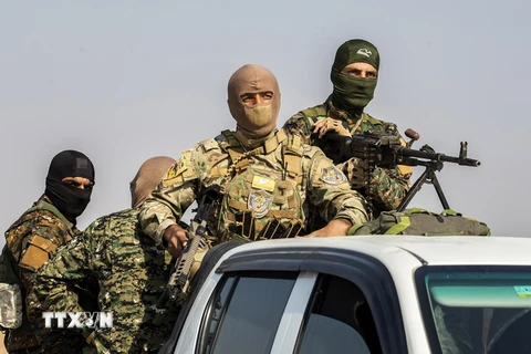 Các tay súng thuộc Lực lượng dân chủ Syria. (Ảnh: AFP/TTXVN)