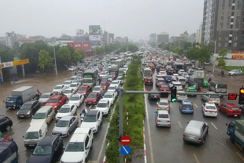 Ùn tắc giao thông tuyến đường lên cầu Vĩnh Tuy phía quận Long Biên vào nội thành Hà Nội. (Ảnh: Đức Thanh/TTXVN)