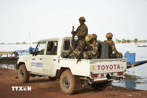 Binh sỹ Mali tuần tra tại Mopti của Mali. (Ảnh: AFP/TTXVN)