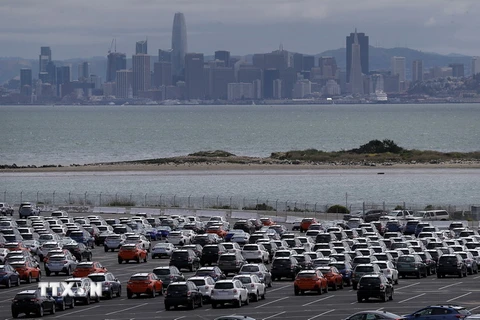 Ôtô mới tại kho bãi gần cảng Richmond, bang California của Mỹ. (Ảnh: AFP/TTXVN)