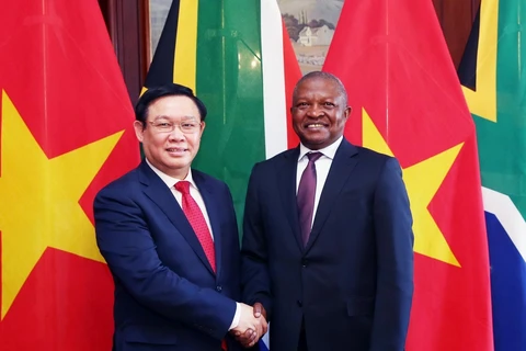 Phó Thủ tướng Chính phủ Vương Đình Huệ và Phó Tổng thống nước Cộng hòa Nam Phi David Mabuza. (Ảnh: Phi Hùng/TTXVN)