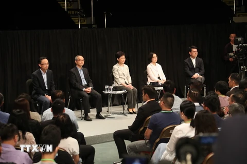 Trưởng Đặc khu hành chính Hong Kong (Trung Quốc) Lâm Trịnh Nguyệt Nga (giữa, phía xa) tại cuộc "Đối thoại cộng đồng" với người dân ở quận Wan Chai, ngày 26/9 vừa qua. (Ảnh: THX/TTXVN)