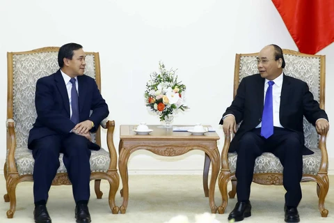 Thủ tướng Nguyễn Xuân Phúc tiếp Đại sứ Lào Sengphet Houngboungnuang. (Ảnh: Thống Nhất/TTXVN)