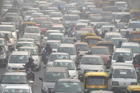 Các phương tiện di chuyển trên đường phố tại New Delhi của Ấn Độ. (Ảnh: AFP/TTXVN)