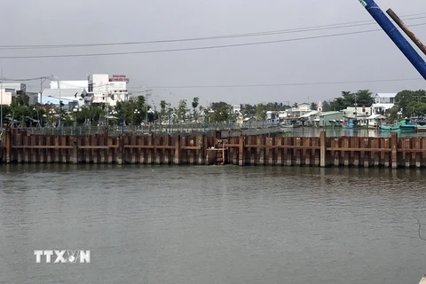 Tuyến kênh Nhánh, thành phố Rạch Giá được đắp đập tạm để ngăn mặn. (Ảnh: Lê Sen/TTXVN)