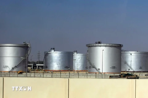 Thùng chứa dầu tại một cơ sở lọc dầu ở thành phố Dammam, cách thủ đô Riyadh của Saudi Arabia 450km về phía đông. (Ảnh: AFP/TTXVN)