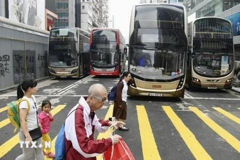 Xe buýt không thể di chuyển trên phố sau khi bị người biểu tình chọc thủng lốp tại Hong Kong, Trung Quốc ngày 12/11. (Ảnh: Kyodo/TTXVN)