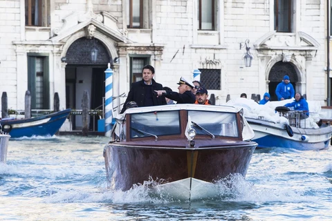 Thủ tướng Italy Giuseppe Conte (trái) thị sát các khu vực bị ảnh hưởng nghiêm trọng bởi đợt thủy triều dâng cao nhất trong 50 năm qua ở Venice, ngày 14/11. (Ảnh: AFP/TTXVN)