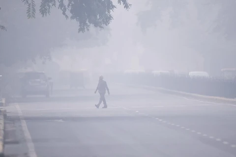 Khói mù ô nhiễm bao phủ dày đặc tại New Delhi của Ấn Độ. (Ảnh: AFP/TTXVN)