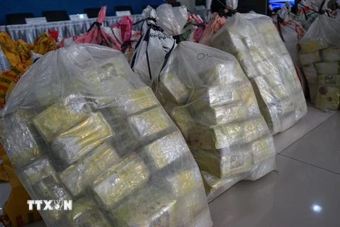 Cảnh sát trưng bày số ma túy đá tịch thu trong các chiến dịch chống buôn lậu ma túy tại Bangkok của Thái Lan, ngày 5/6 vừa qua. (Ảnh: AFP/TTXVN)