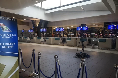 Quang cảnh vắng lặng tại quầy làm thủ tục của Hãng hàng không quốc gia South African Airways (SAA) trong sân bay OR.Tambo, thành phố Johannesburg. (Ảnh: Trương Phi Hùng/TTXVN)