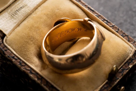 Chiếc nhẫn vàng 18 carat mà nhà văn nổi tiếng người Ireland Oscar Wilde từng tặng cho một người bạn thân, tại Amsterdam của Hà Lan, ngày 30/10 vừa qua. (Ảnh: AFP/TTXVN)