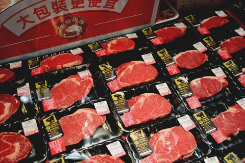 Thịt bò nhập khẩu được bày bán tại siêu thị. (Ảnh: AFP/TTXVN)