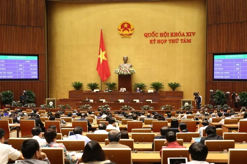 Các đại biểu Quốc hội biểu quyết thông qua Luật Thư viện với 442/446 đại biểu tán thành, đạt tỷ lệ 91,51%. (Ảnh: Dương Giang/TTXVN)