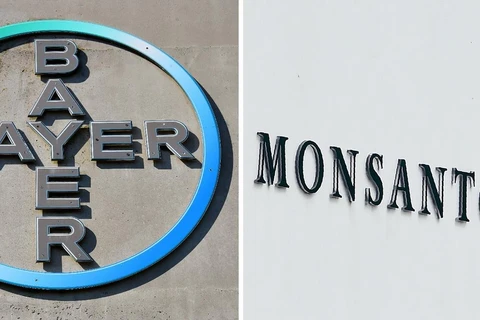 Biểu tượng Bayer và Monsanto. (Ảnh: AFP/TTXVN)