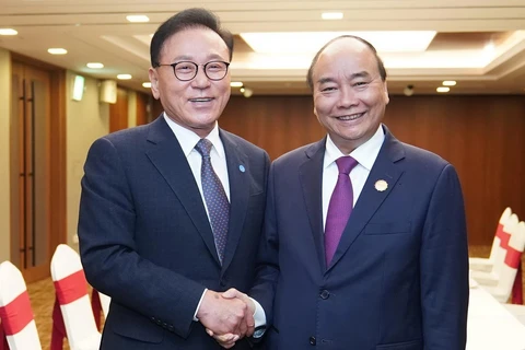 Thủ tướng Chính phủ Nguyễn Xuân Phúc và ông Park Soo Kwan, Tổng Lãnh sự danh dự Việt Nam tại khu vực Busan-Keangnam. (Ảnh: Thống Nhất/TTXVN)