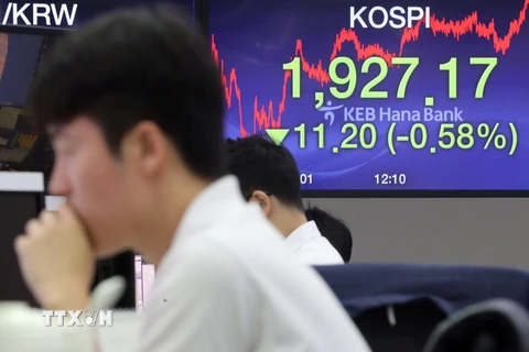 Bảng tỷ giá chứng khoán tại Seoul của Hàn Quốc, ngày 16/8 vừa qua. (Ảnh: Yonhap/TTXVN)