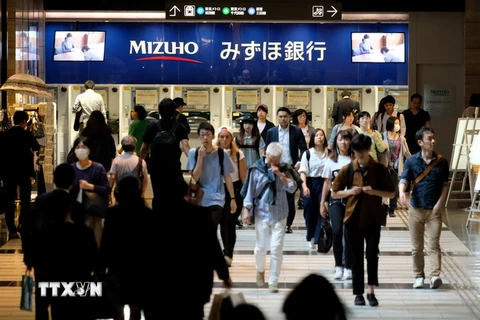 Người dân tại thủ đô Tokyo, Nhật Bản. (Ảnh: AFP/TTXVN)