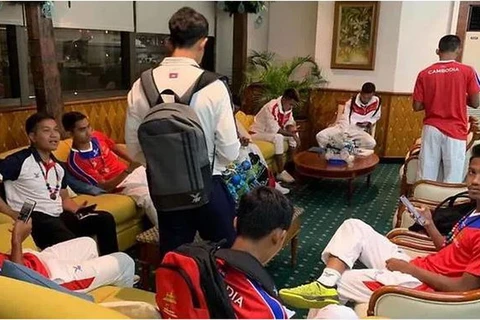 Đội bóng đá U22 Campuchia tại Manila "phải chờ khoảng 8-9 giờ" để đến khách sạn của họ. (Nguồn: ASEAN Football News)