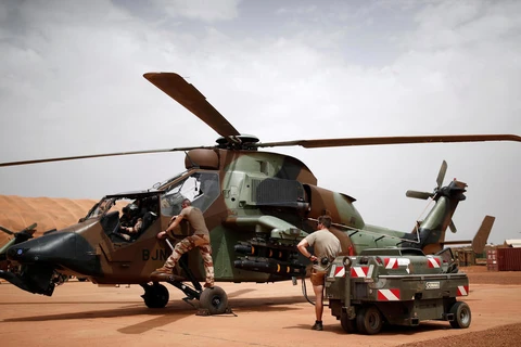 Những người lính Pháp làm việc trên một máy bay trực thăng tại căn cứ ở Gao, phía bắc Mali. (Nguồn: Reuters)