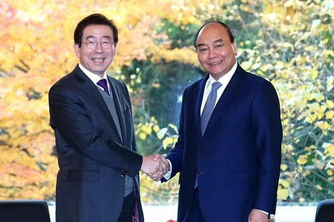 Thủ tướng Nguyễn Xuân Phúc tiếp Thị trưởng Seoul Park Won-soo. (Ảnh: Thống Nhất/TTXVN )