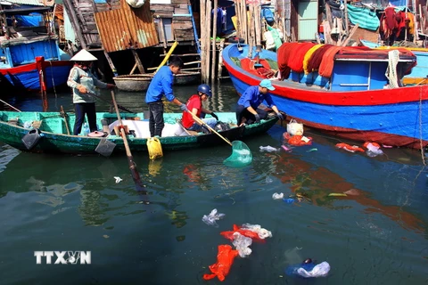 Thu gom rác thải nhựa trên vùng biển xóm Nhà Rầm, phường Hải Cảng, thành phố Quy Nhơn, tỉnh Bình Định. (Ảnh: Nguyên Linh/TTXVN)