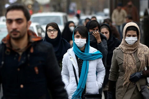Phụ nữ Iran đeo khẩu trang để bảo vệ chống ô nhiễm không khí ở Tehran, Iran. (Nguồn: AP)