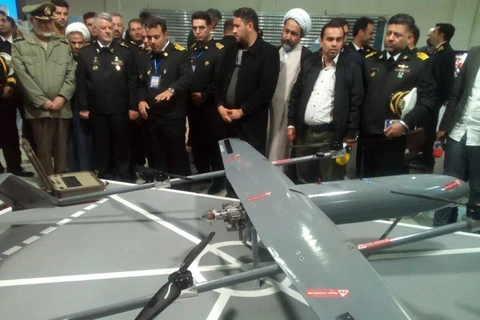 Hải quân Iran tiết lộ máy bay không người lái cất cánh và hạ cánh thẳng đứng (VTOL), được đặt tên là Pelican-2, trong một buổi lễ vào sáng 30/11. (Nguồn: irna)