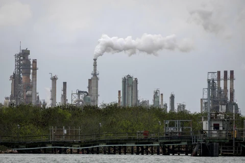Một nhà máy lọc dầu ở gần Corpus Christi, bang Texas của Mỹ. (Ảnh: AFP/TTXVN)
