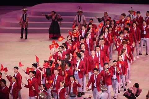 Đoàn thể thao Việt Nam diễu hành trong lễ khai mạc với 856 thành viên, tranh tài ở hơn 40 nội dung. (Ảnh: Hoàng Linh/TTXVN)