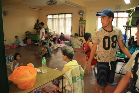 Người dân sơ tán tránh bão Kammuri tại Legaspi, Philippines, ngày 2/12. (Ảnh: AFP/TTXVN)