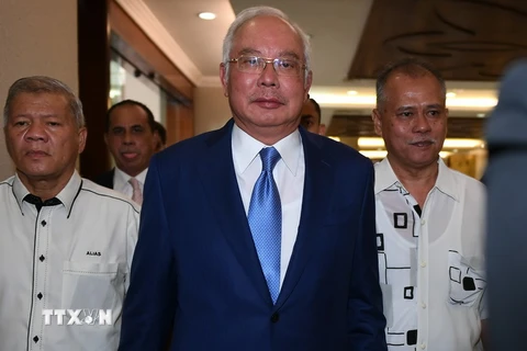 Cựu Thủ tướng Malaysia Najib Razak (giữa) tới phiên tòa ở Kuala Lumpur ngày 28/8 vừa qua. (Ảnh: AFP/TTXVN)