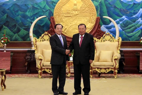 Tổng Bí thư, Chủ tịch nước Lào Bounnhang Vorachith tiếp thân mật ông Đào Việt Trung. (Ảnh: Phạm Kiên/Vietnam+)