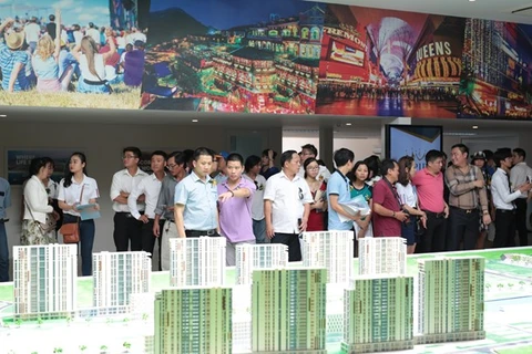 Khách tham quan mô hình khu căn hộ cho thuê tại Dự án Cocobay Đà Nẵng (Nguồn: Empire Group)