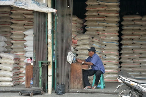 Một quầy bán gạo tại chợ ở thủ đô Jakarta của Indonesia. (Ảnh: AFP/TTXVN)