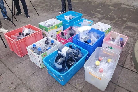 Cảnh sát thu giữ các chai hóa chất được tìm thấy gần hồ chứa Shing Mun có thể đã bị đánh cắp từ trường đại học. (Nguồn: thestandard)