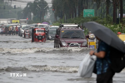Cảnh ngập lụt sau mưa lớn tại Manila của Philippines. (Ảnh: AFP/TTXVN)