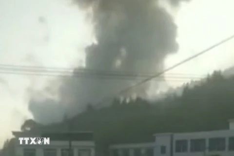 Khói bốc lên từ hiện trường vụ nổ nhà máy pháo hoa tại tỉnh Hồ Nam, Trung Quốc ngày 4/12 vừa quua. (Ảnh: CCTV/TTXVN)