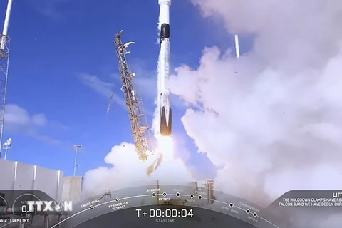 Tên lửa Falcon 9 mang theo 60 vệ tinh nhỏ rời bệ phóng ở căn cứ không quân Mũi Canaveral, bang Florida, Mỹ ngày 11/11 vừa qua. (Ảnh: AFP/TTXVN)