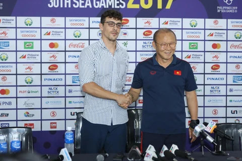 HLV của đội tuyển U22 Việt Nam Park Hang seo (phải) và HLV Felix Dalmas (trái) tại buổi họp báo. (Ảnh: Hoàng Linh/TTXVN) 
